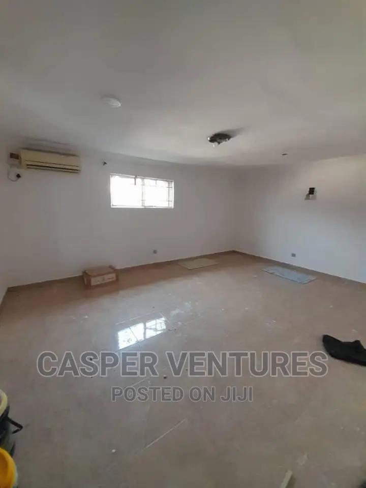 Mini Flat in Chevron for rent