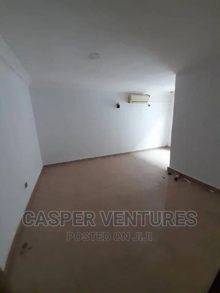 Mini Flat in Chevron for rent
