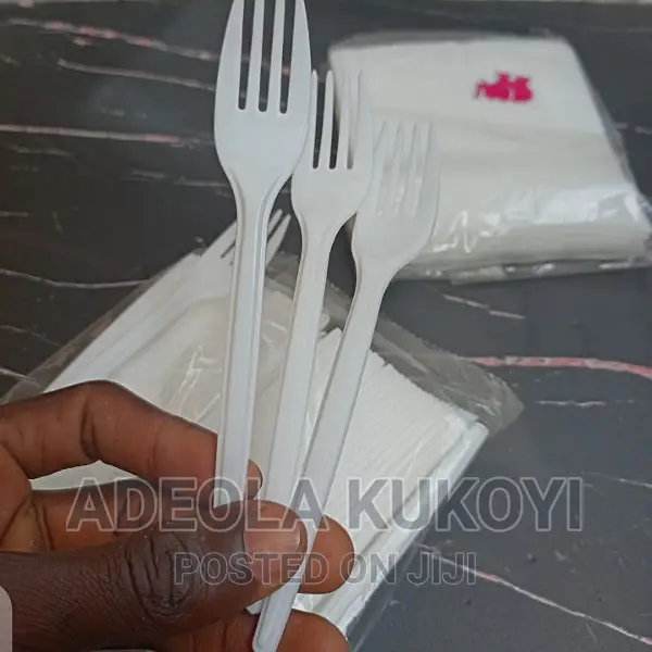 A Pack of 100pcs of Heavy Duty White Fork