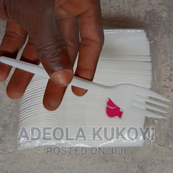 A Pack of 100pcs of Heavy Duty White Fork