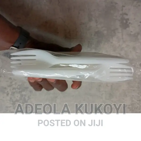 A Pack of 100pcs of Heavy Duty White Fork
