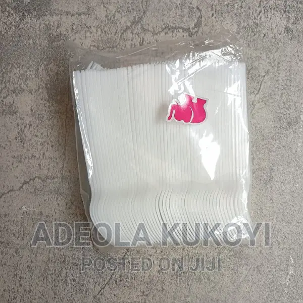 A Pack of 100pcs of Heavy Duty White Fork