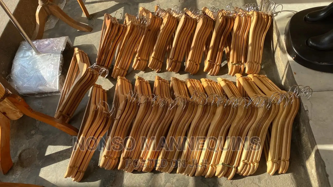 Wooden Hangers With Neat Finishing