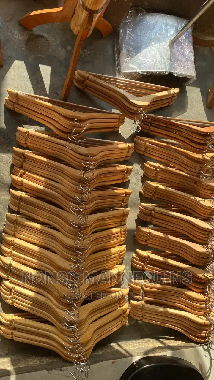 Wooden Hangers With Neat Finishing