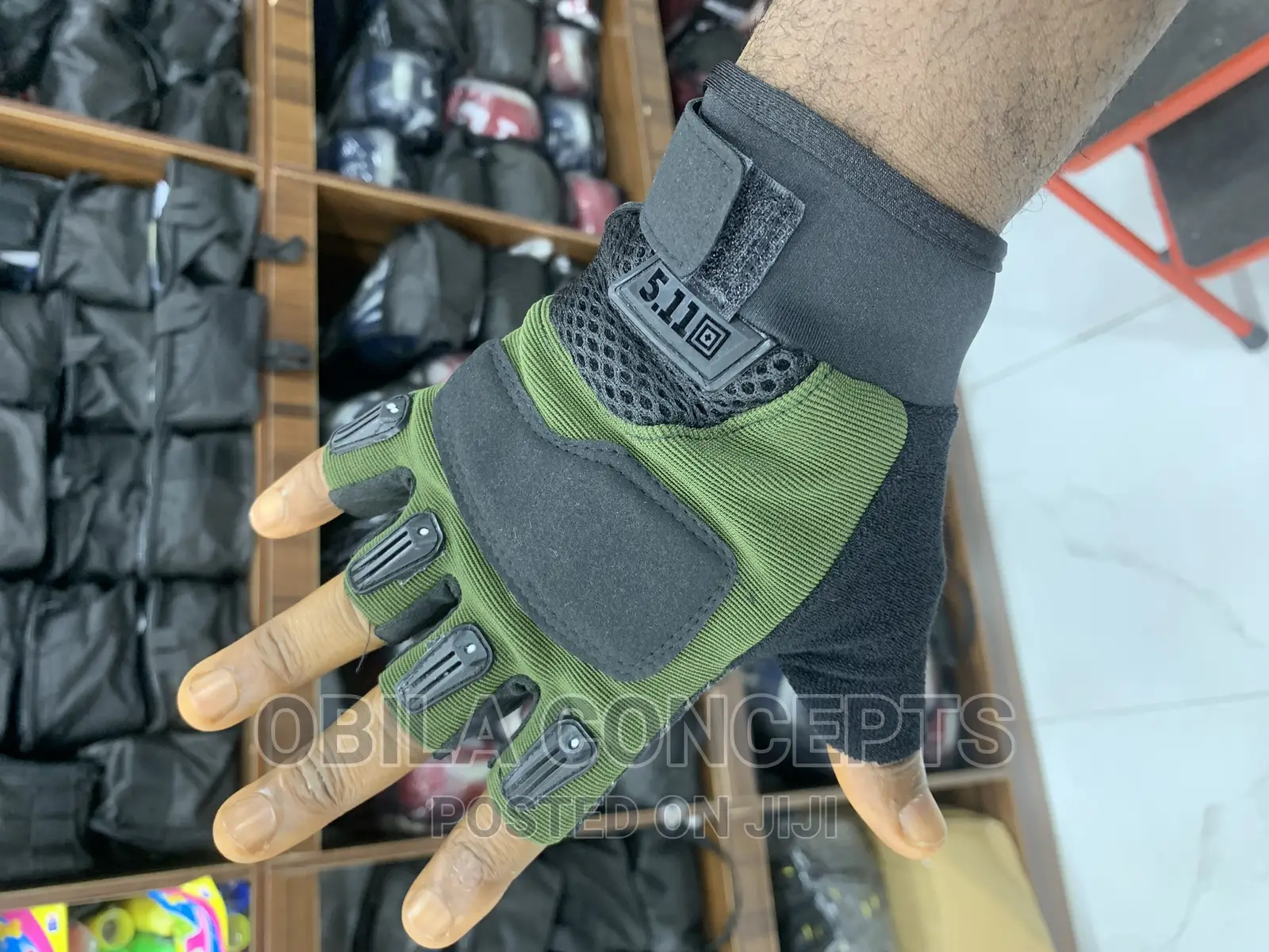 Beautifully Designed Weight Lifting Gym Gloves