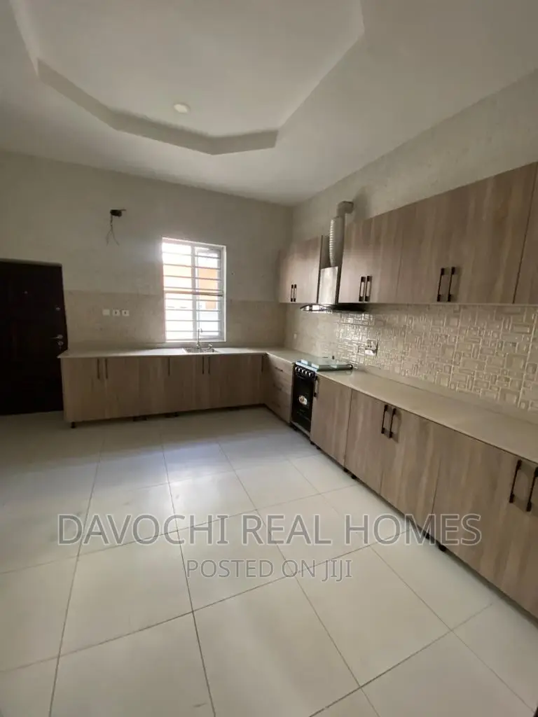5bdrm Duplex in Chevron Drive, Lekki for rent