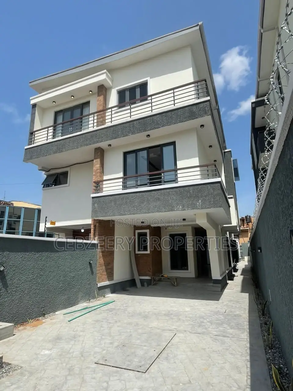 4bdrm Duplex in Ikeja for sale