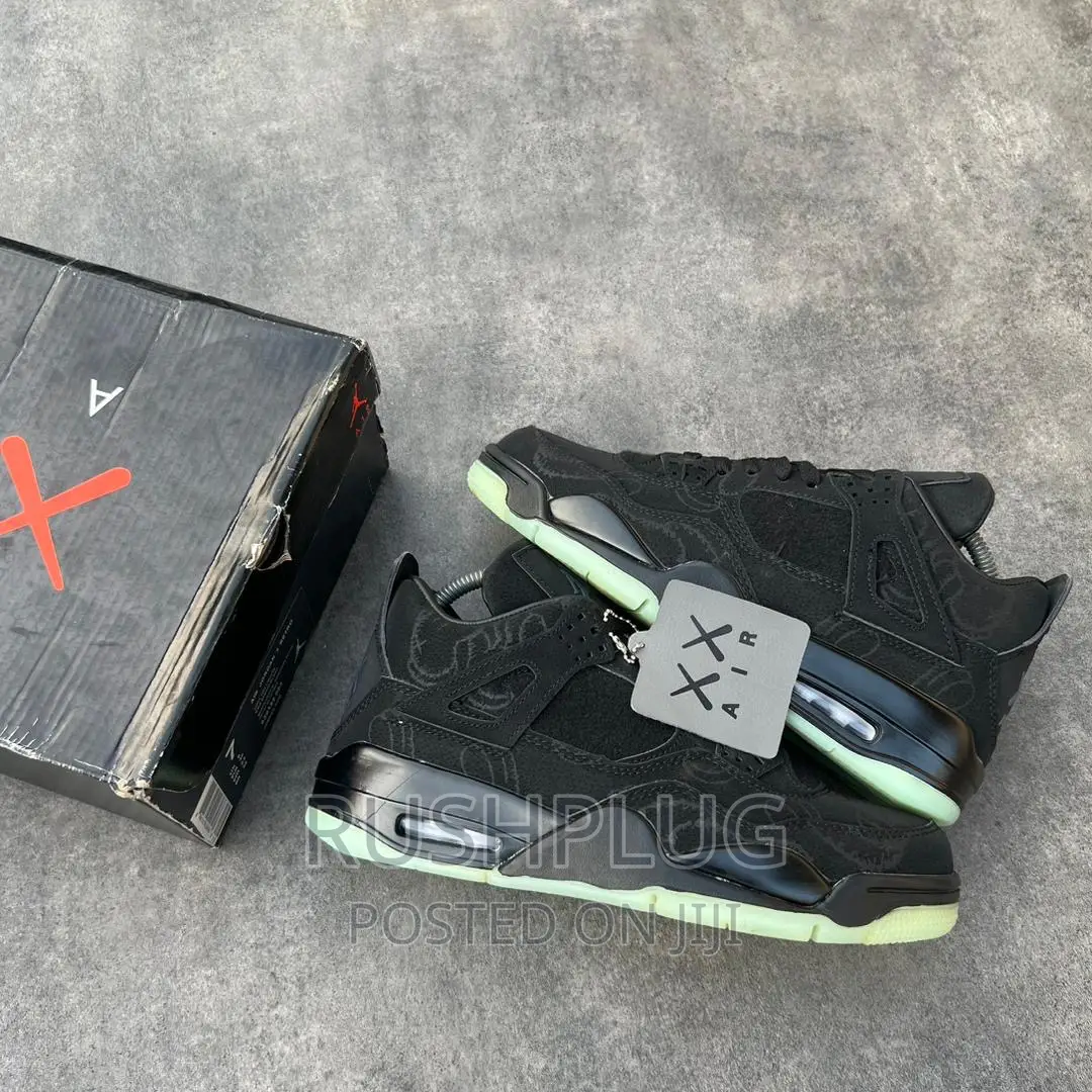 Air Jordan 4 All Black “Kaws”(Dark Glow)