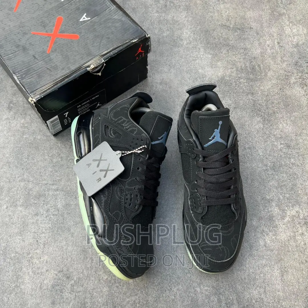 Air Jordan 4 All Black “Kaws”(Dark Glow)