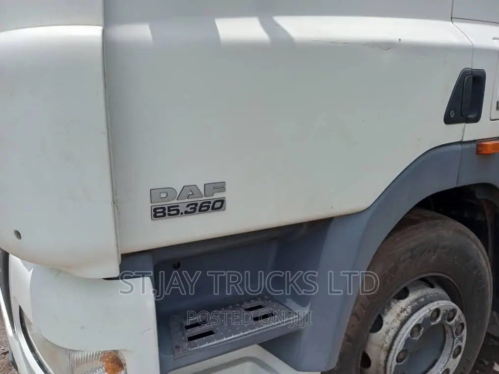 Daf 85 CF 360 2002 White