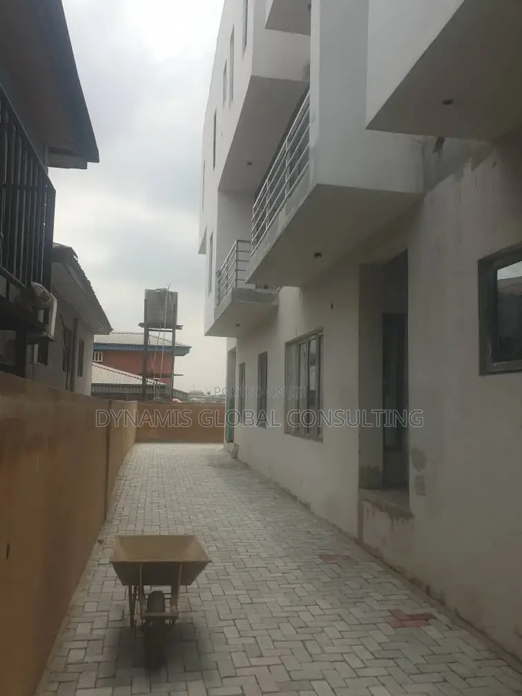 Furnished 3bdrm Block of Flats in Magodo Phase 2 for rent