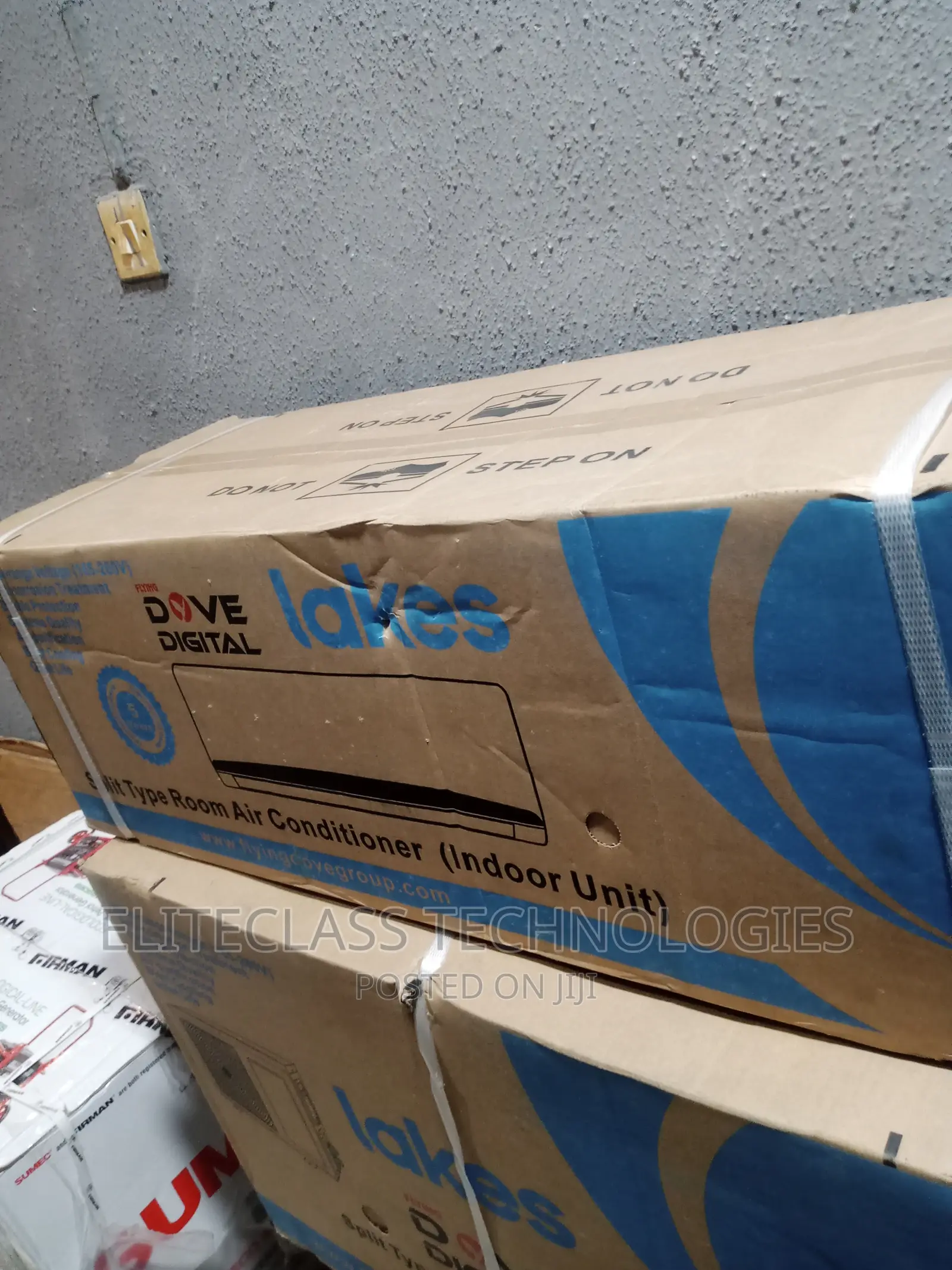 Standard Outdoor Indoor Lakes Air Conditioner {LAKS09AERO)