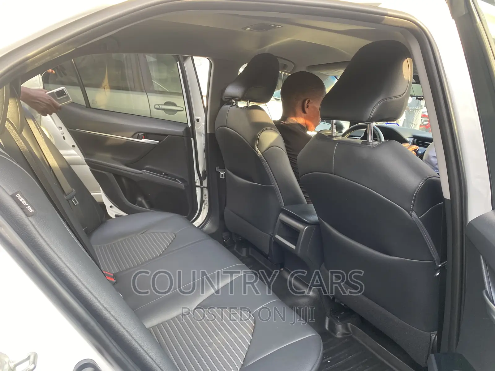 Toyota Camry SE FWD (2.5L 4cyl 8AM) 2018 White