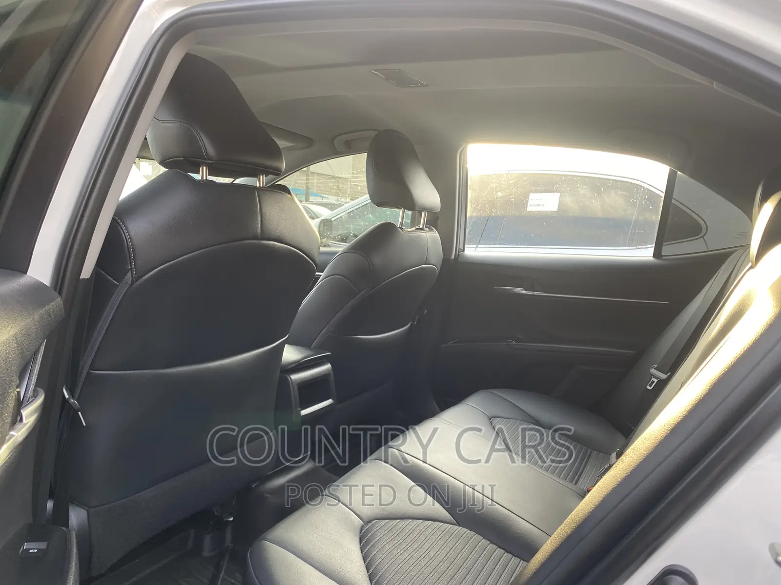 Toyota Camry SE FWD (2.5L 4cyl 8AM) 2018 White