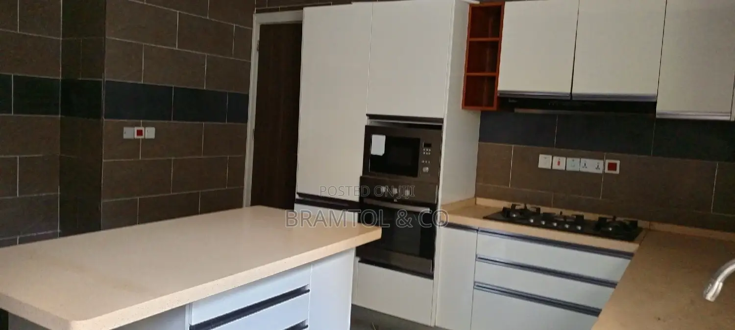 5bdrm Townhouse / Terrace in Guzape District for rent