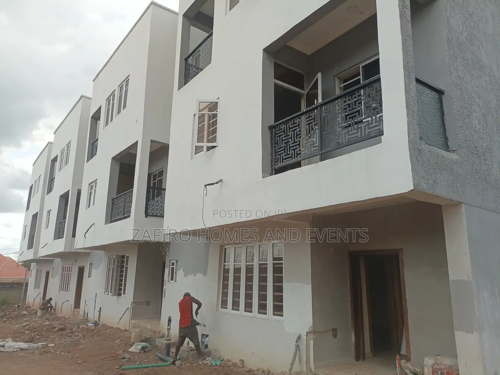 5bdrm Duplex in Iyaganku, Iyanganku for sale