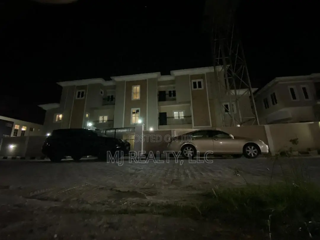 16bdrm Block of Flats in Agungi for sale