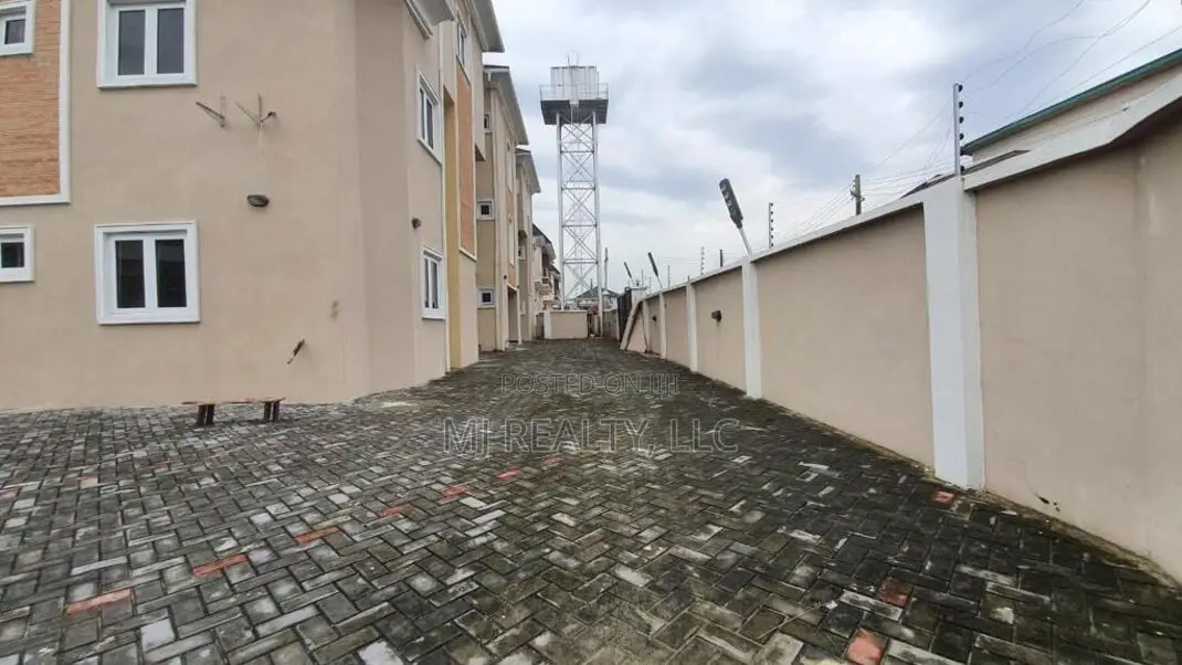 16bdrm Block of Flats in Agungi for sale