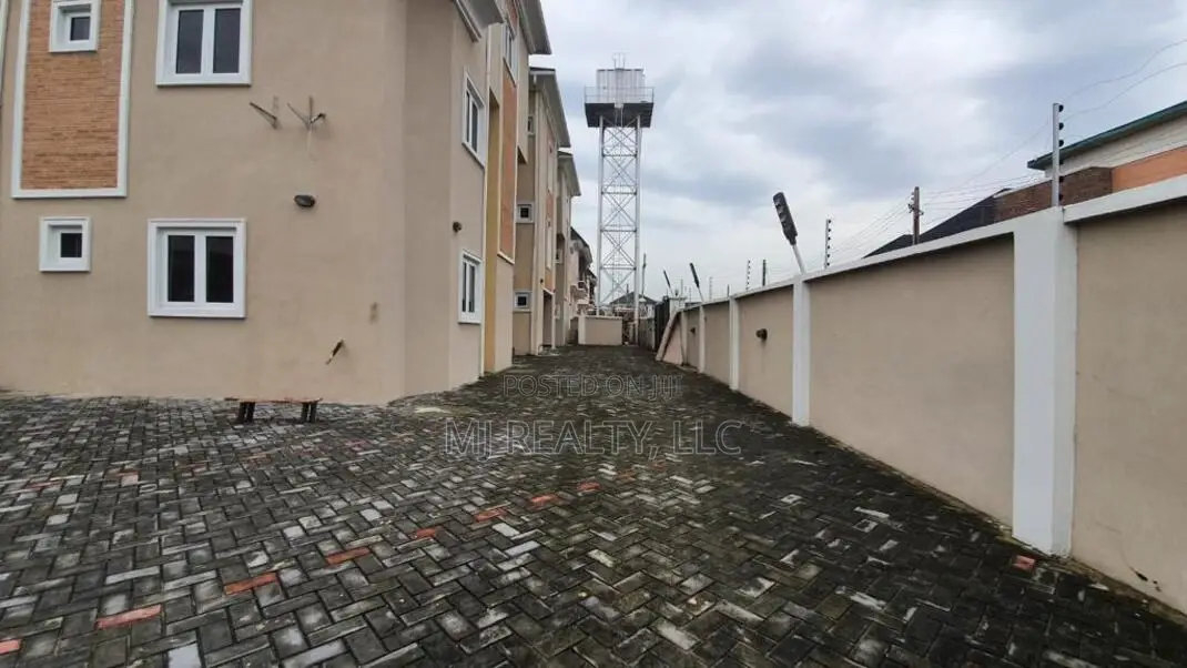 16bdrm Block of Flats in Agungi for sale