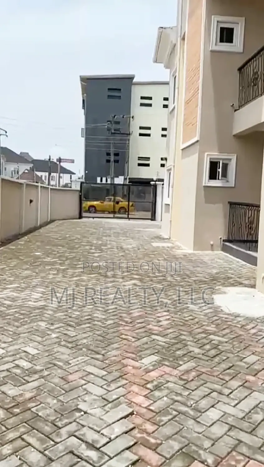 16bdrm Block of Flats in Agungi for sale