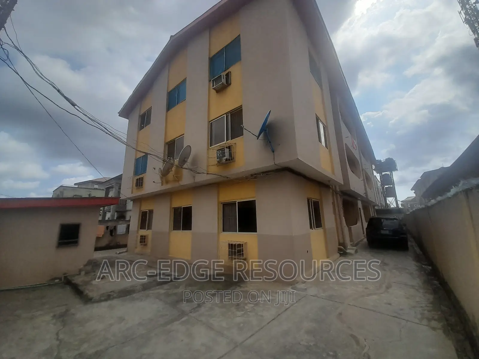 3bdrm Block of Flats in Ago Palace for rent