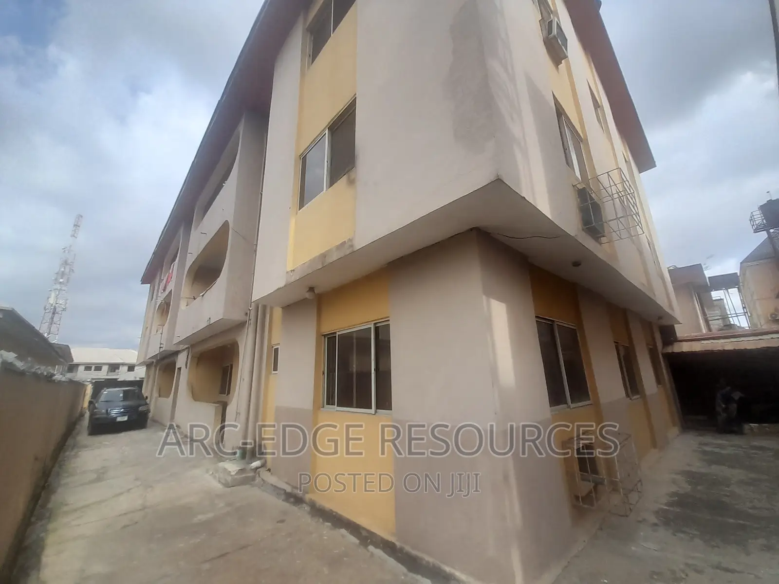 3bdrm Block of Flats in Ago Palace for rent