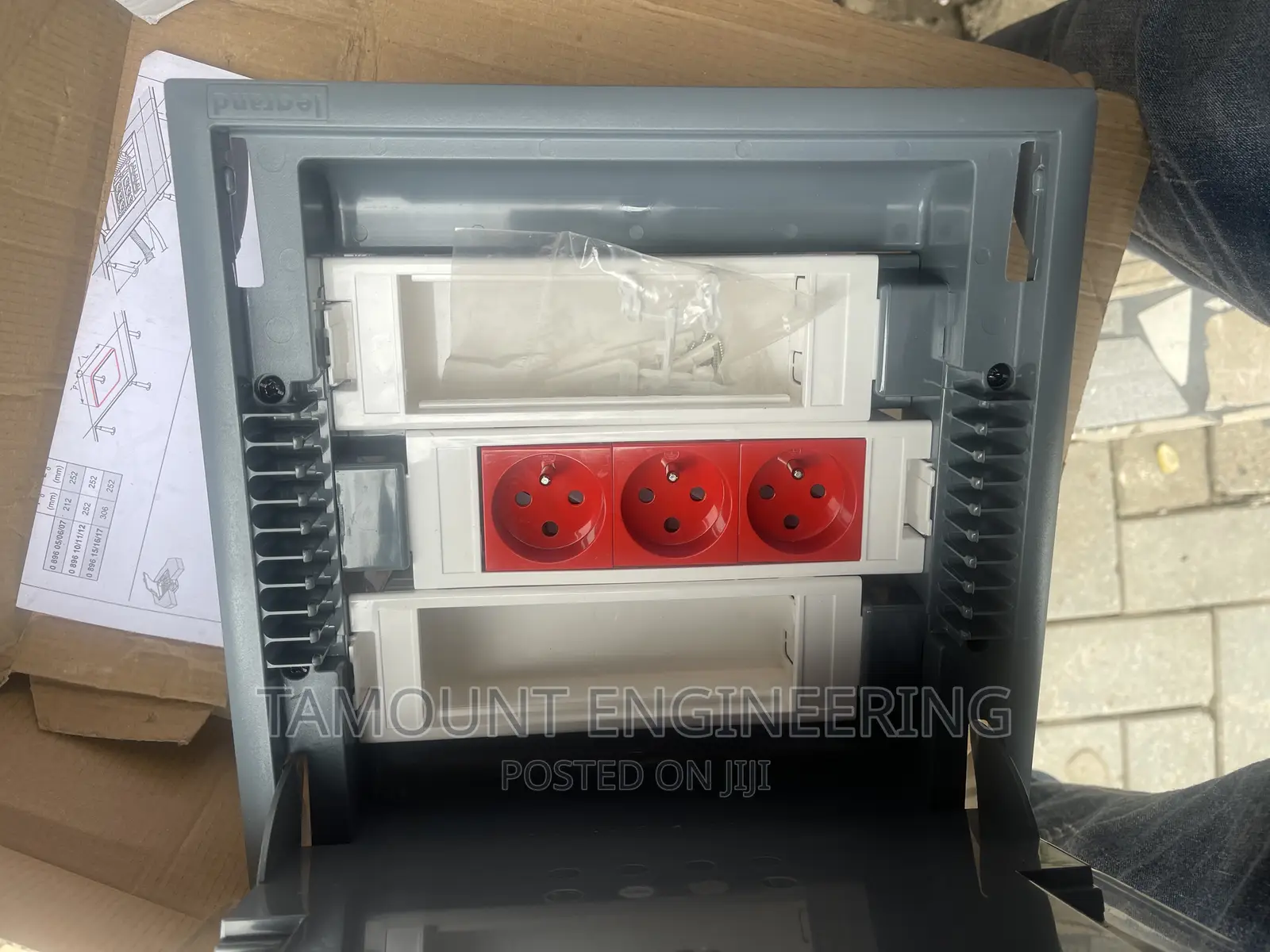 18module Floorbox Legrand