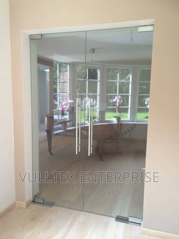 Swing Door Glass With Silver Accessories