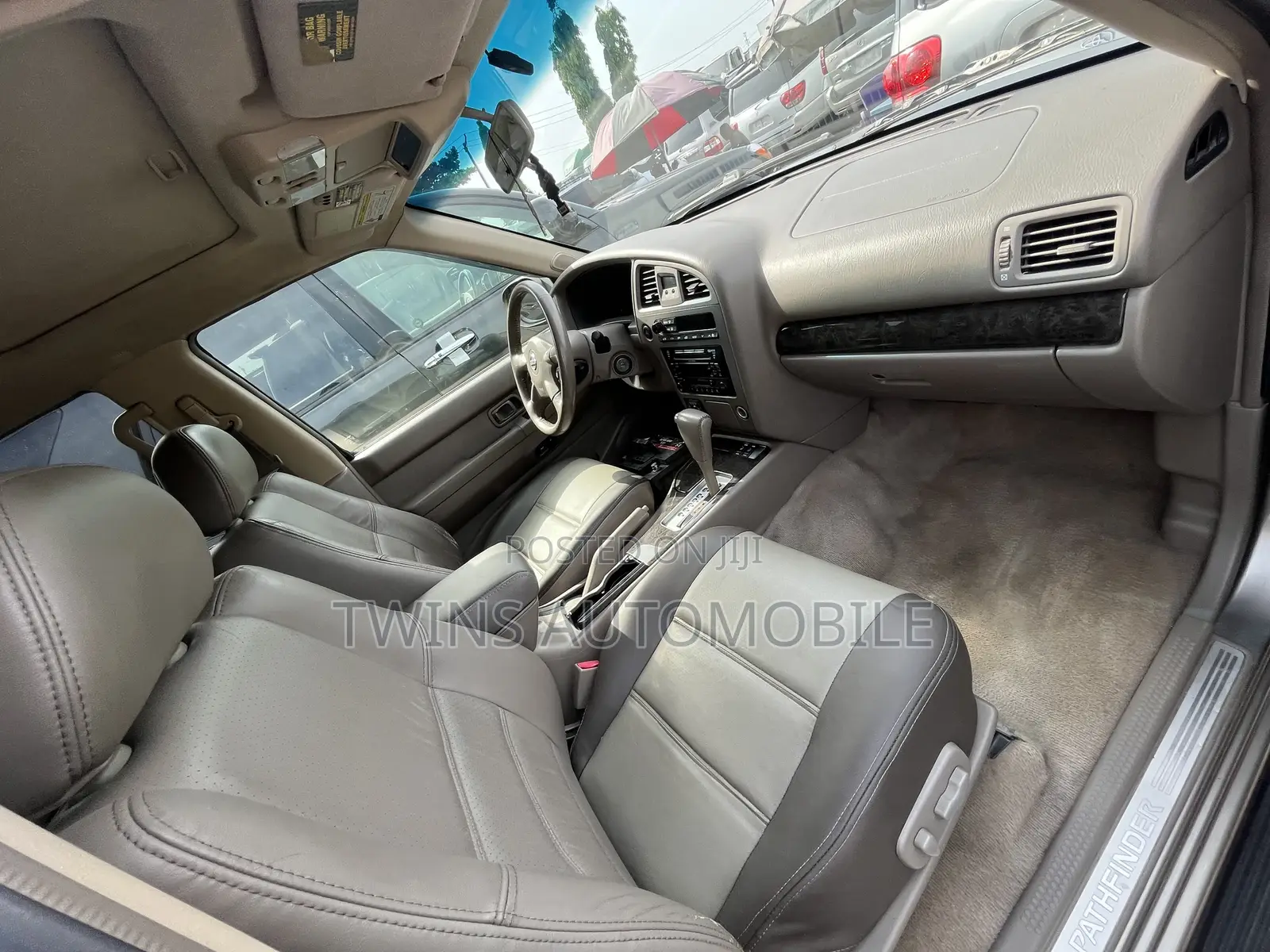 Nissan Pathfinder LE Platinum 2004 Gold