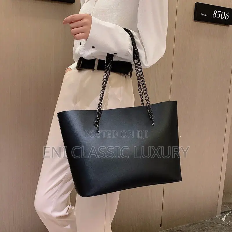High Quality Luxury Woman's Bags Available in Store