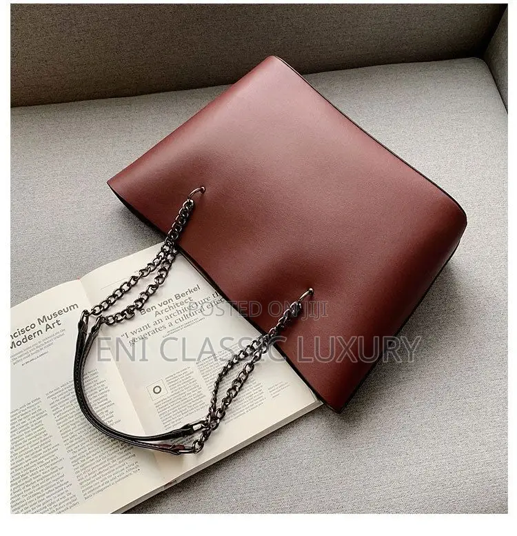 High Quality Luxury Woman's Bags Available in Store