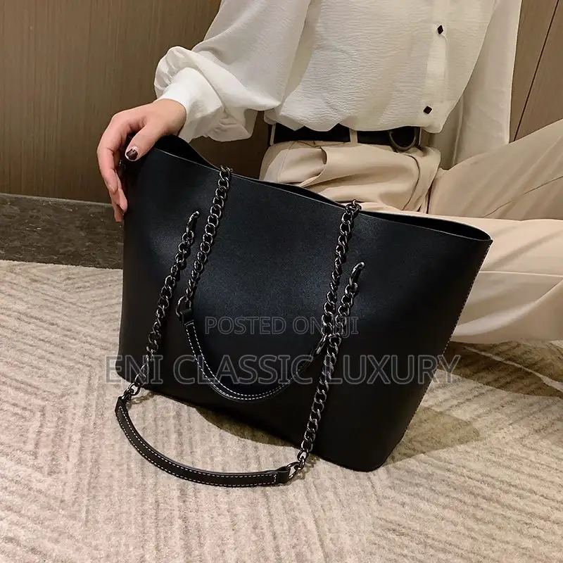 High Quality Luxury Woman's Bags Available in Store