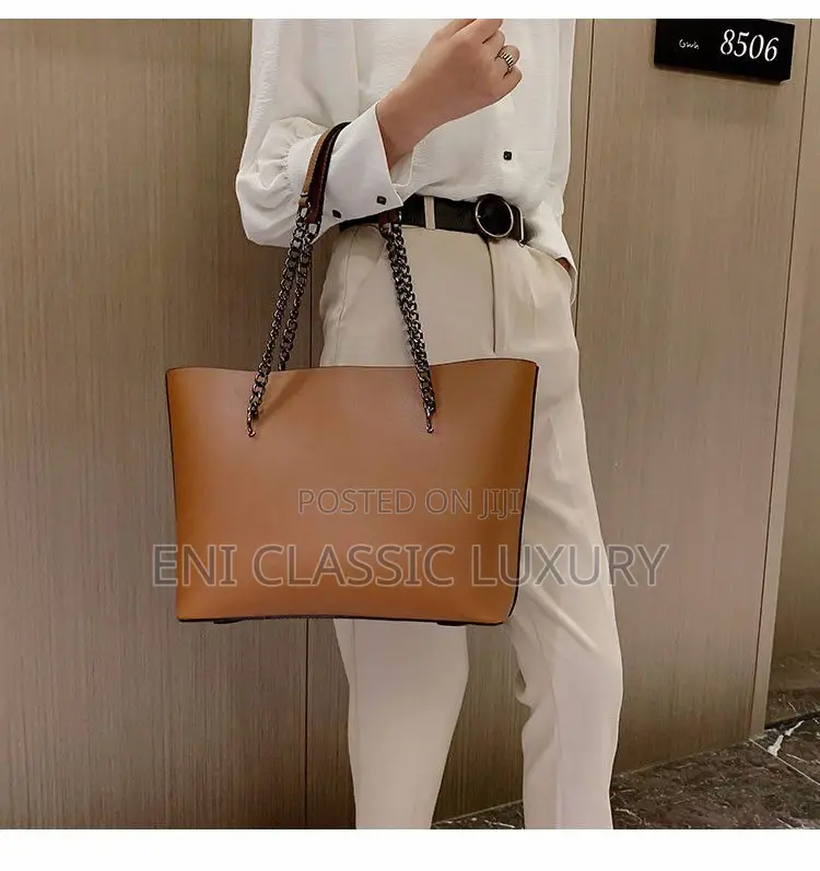 High Quality Luxury Woman's Bags Available in Store