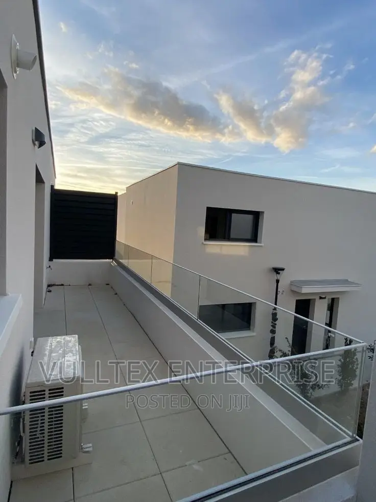 Balcony Handrail (Frameless Glass)