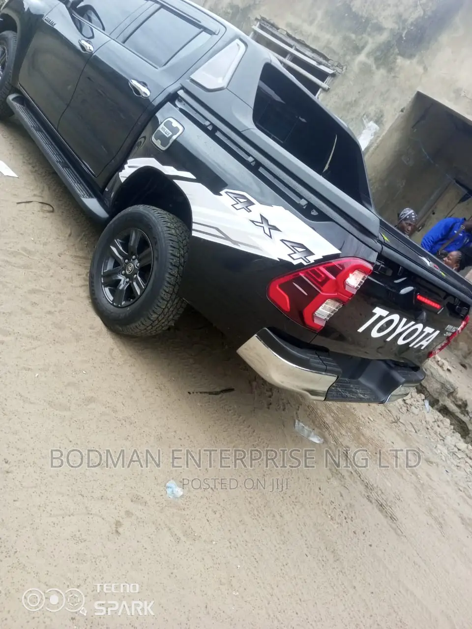 Hilux Boot Cover Rolling With Spoiler *