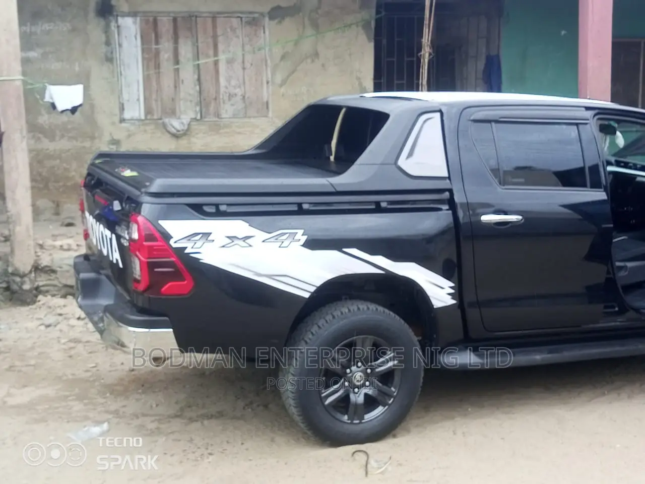 Hilux Boot Cover Rolling With Spoiler *