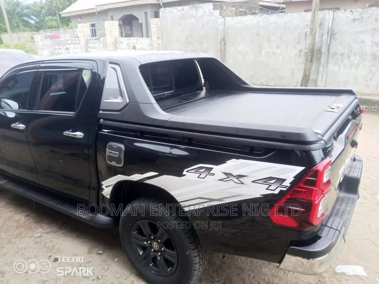 Hilux Boot Cover Rolling With Spoiler *