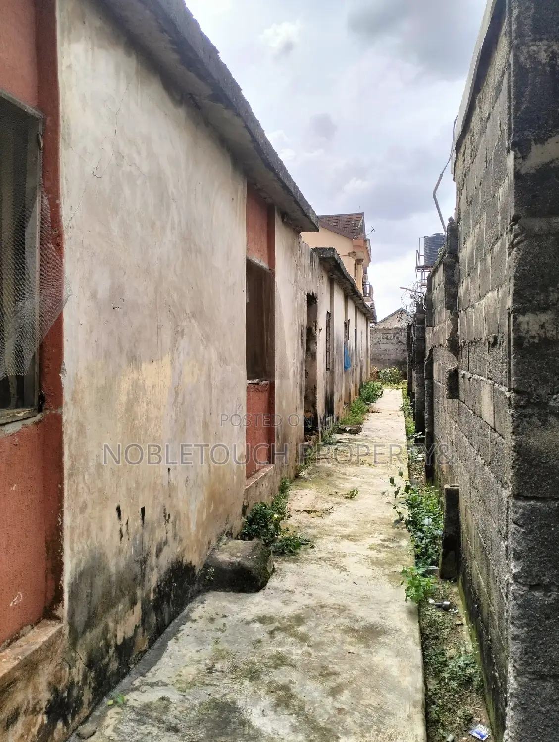 Demolishable Structure on Tarred Street