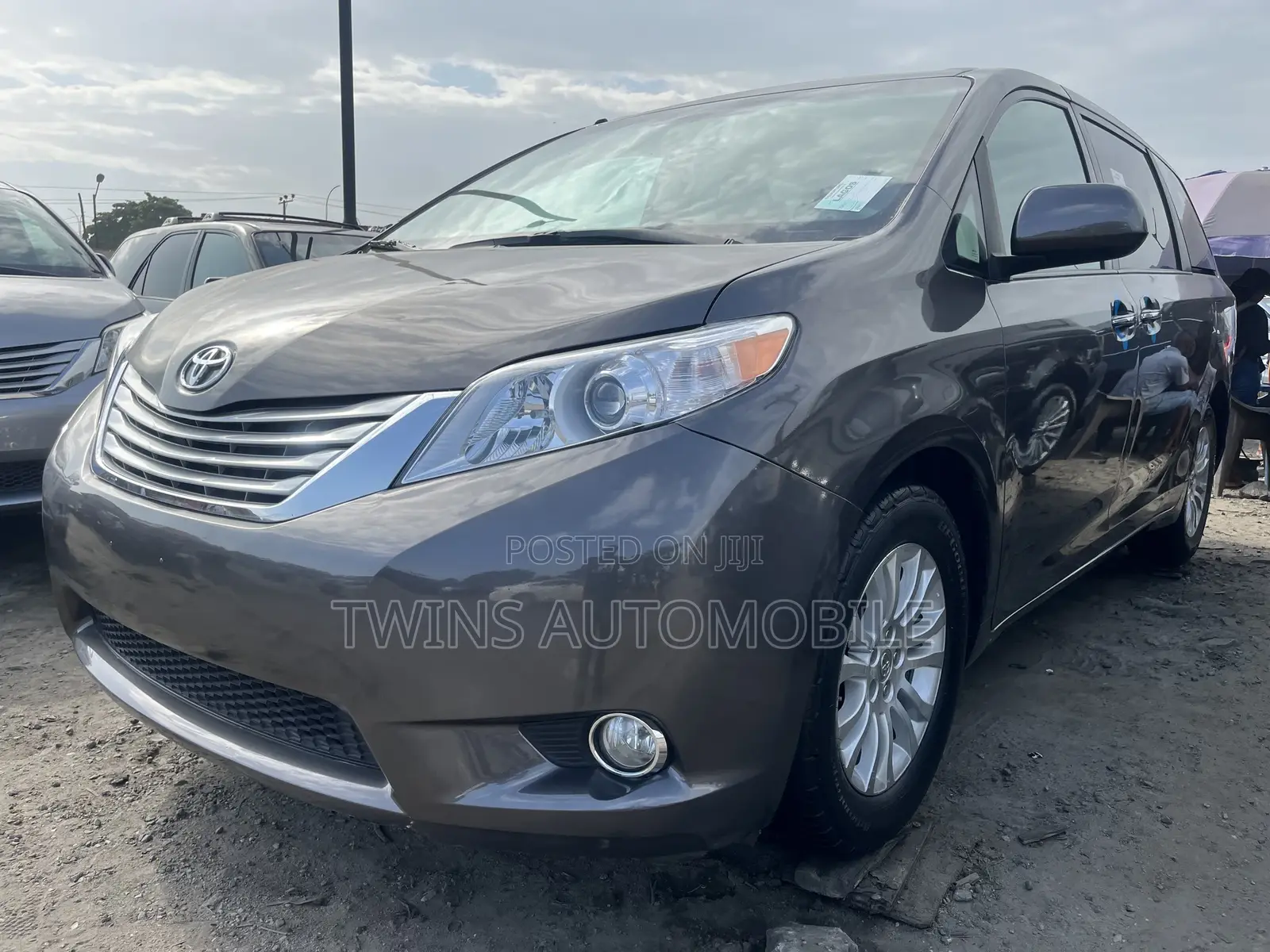 Toyota Sienna XLE 8-Passenger 4dr Minivan (3.5L 6cyl 6A) 2014 Gray