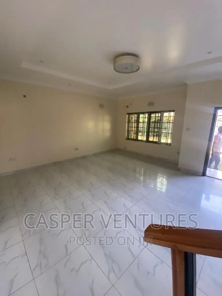 5bdrm Duplex in Chevron for rent