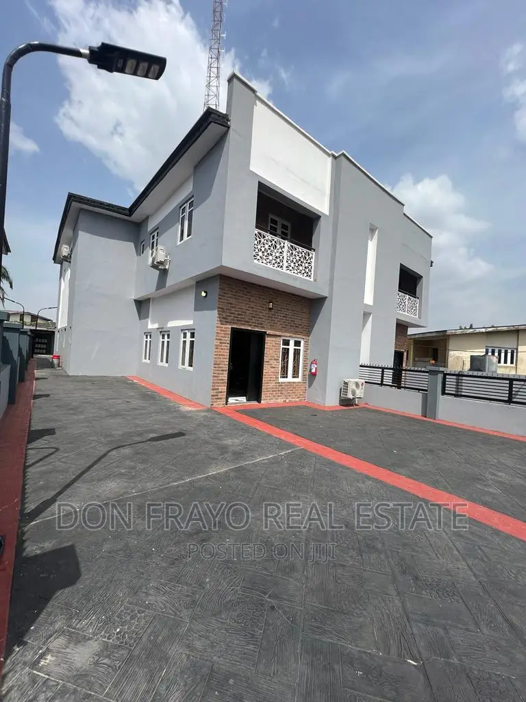 3 Beds Apartment Self Compound in Aare Avenue New Bodija
