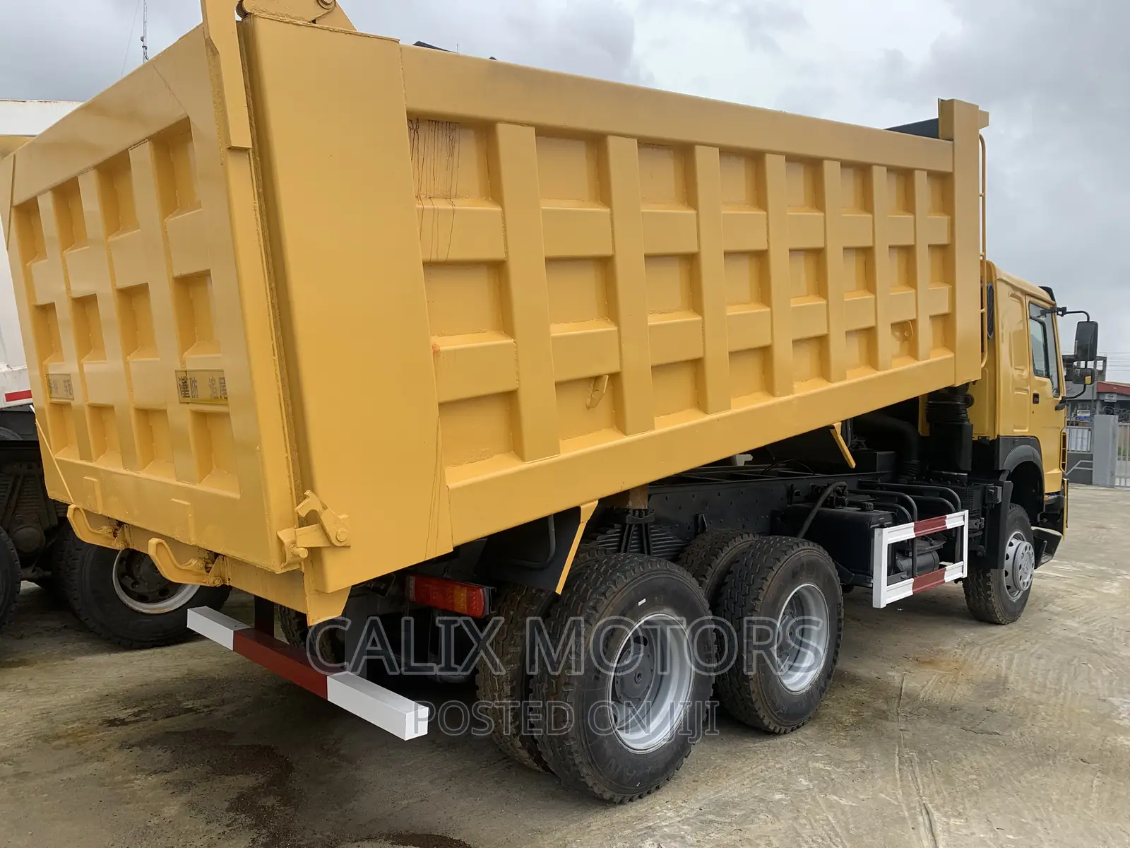 Foreign Used Howo CNHTC Tipper Truck 12 Tires.