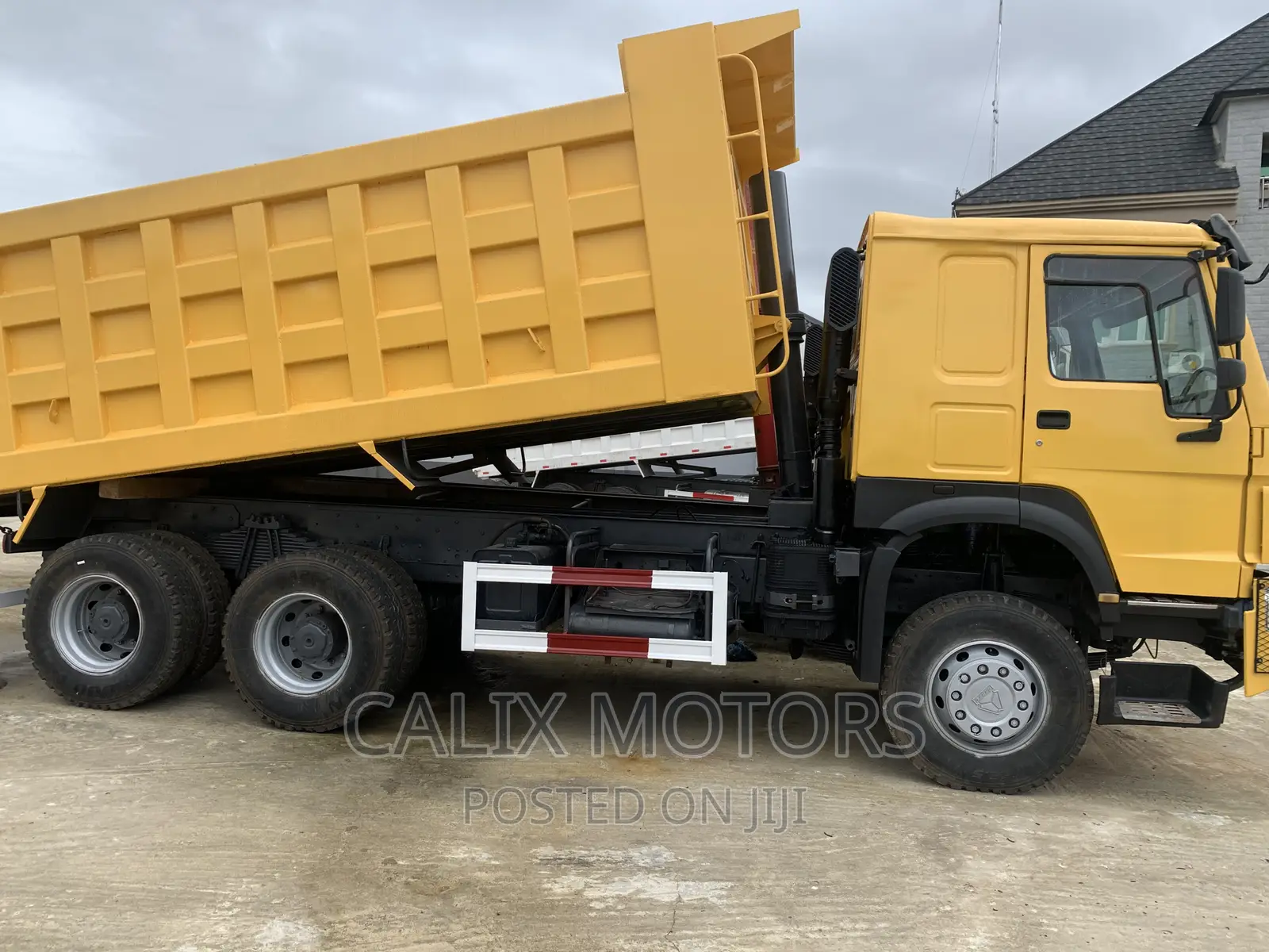 Foreign Used Howo CNHTC Tipper Truck 12 Tires.