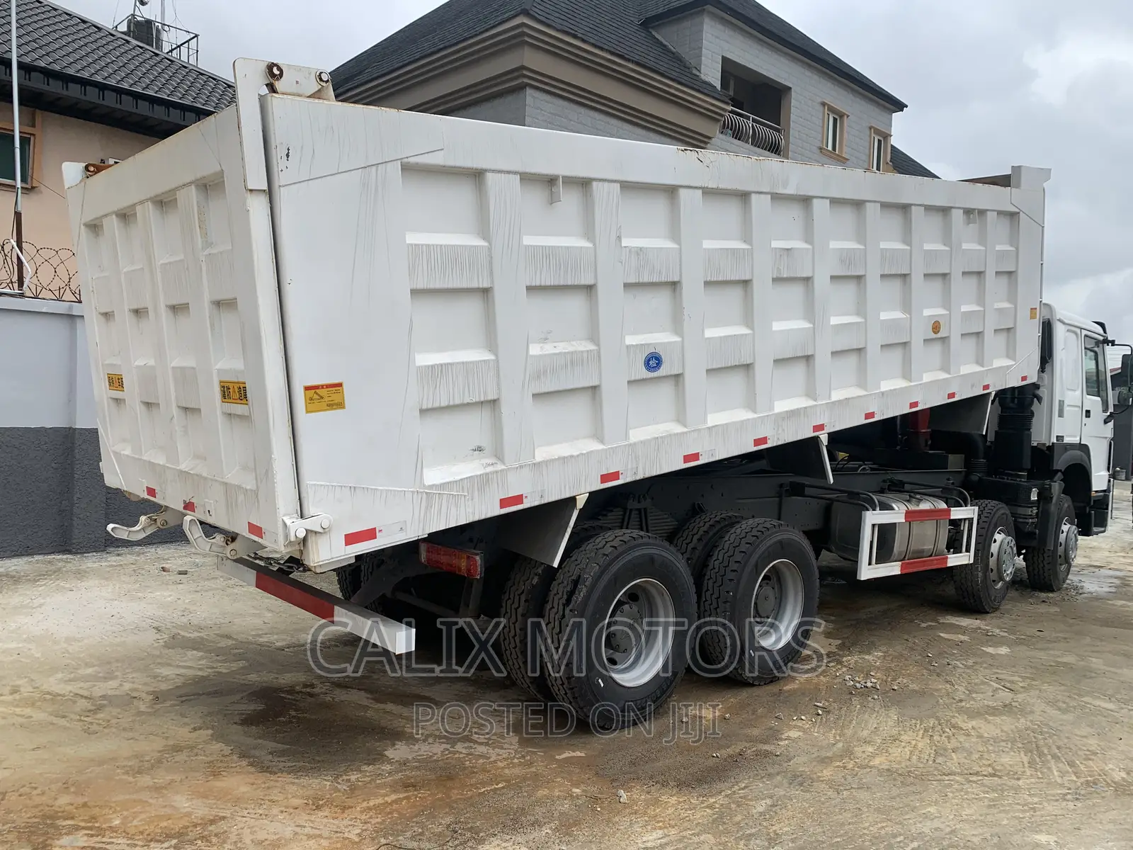 Foreign Used Howo CNHTC Tipper Truck 12 Tires.