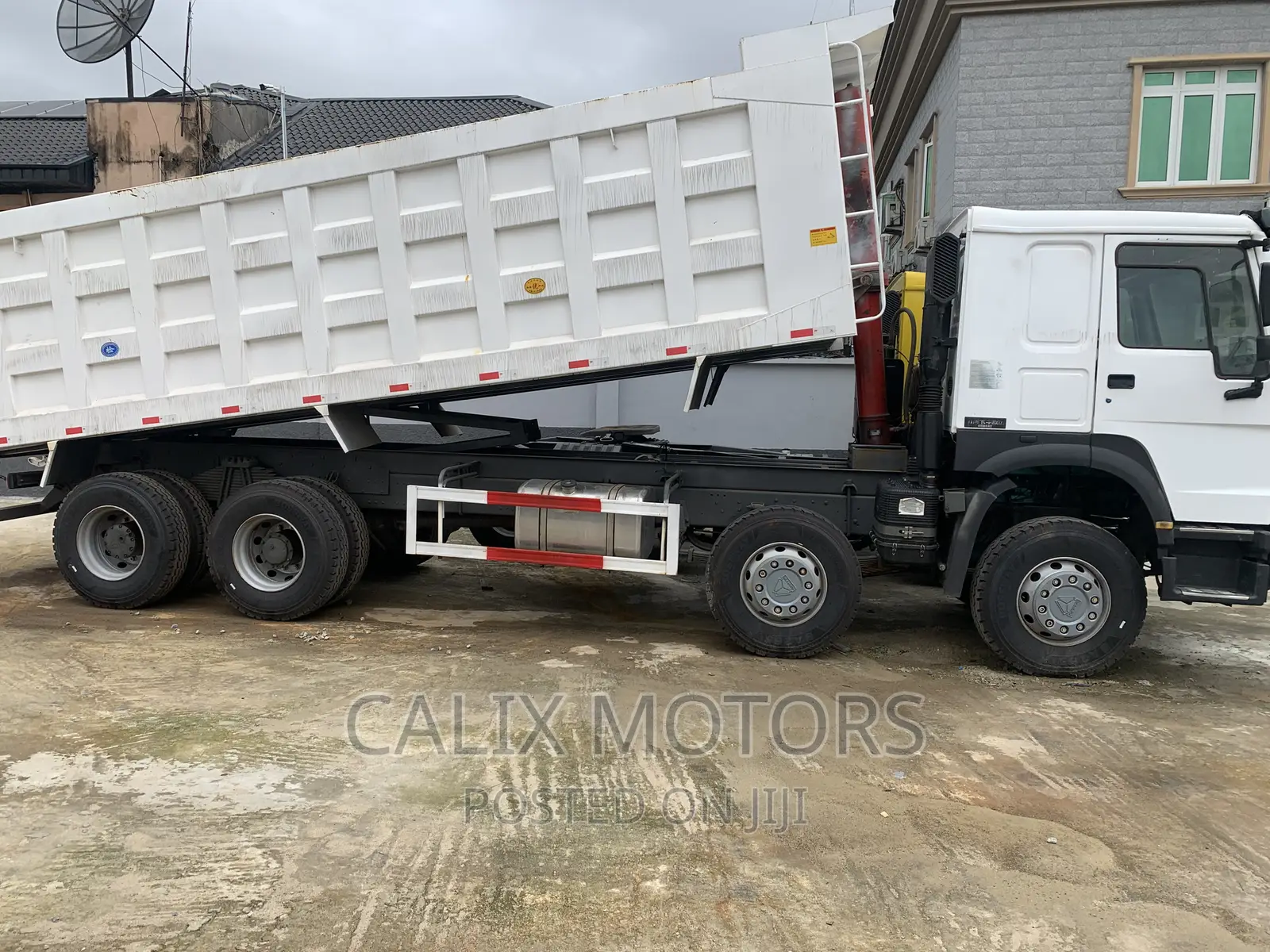 Foreign Used Howo CNHTC Tipper Truck 12 Tires.