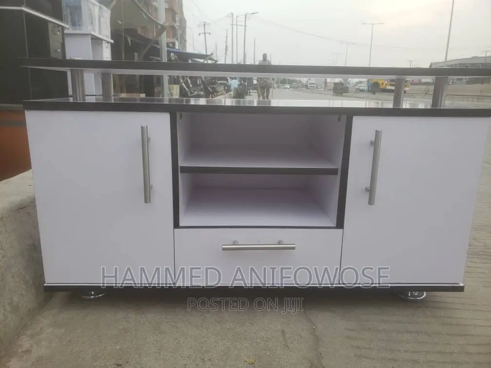 Plasmas/ Tv/ Stand 3feet