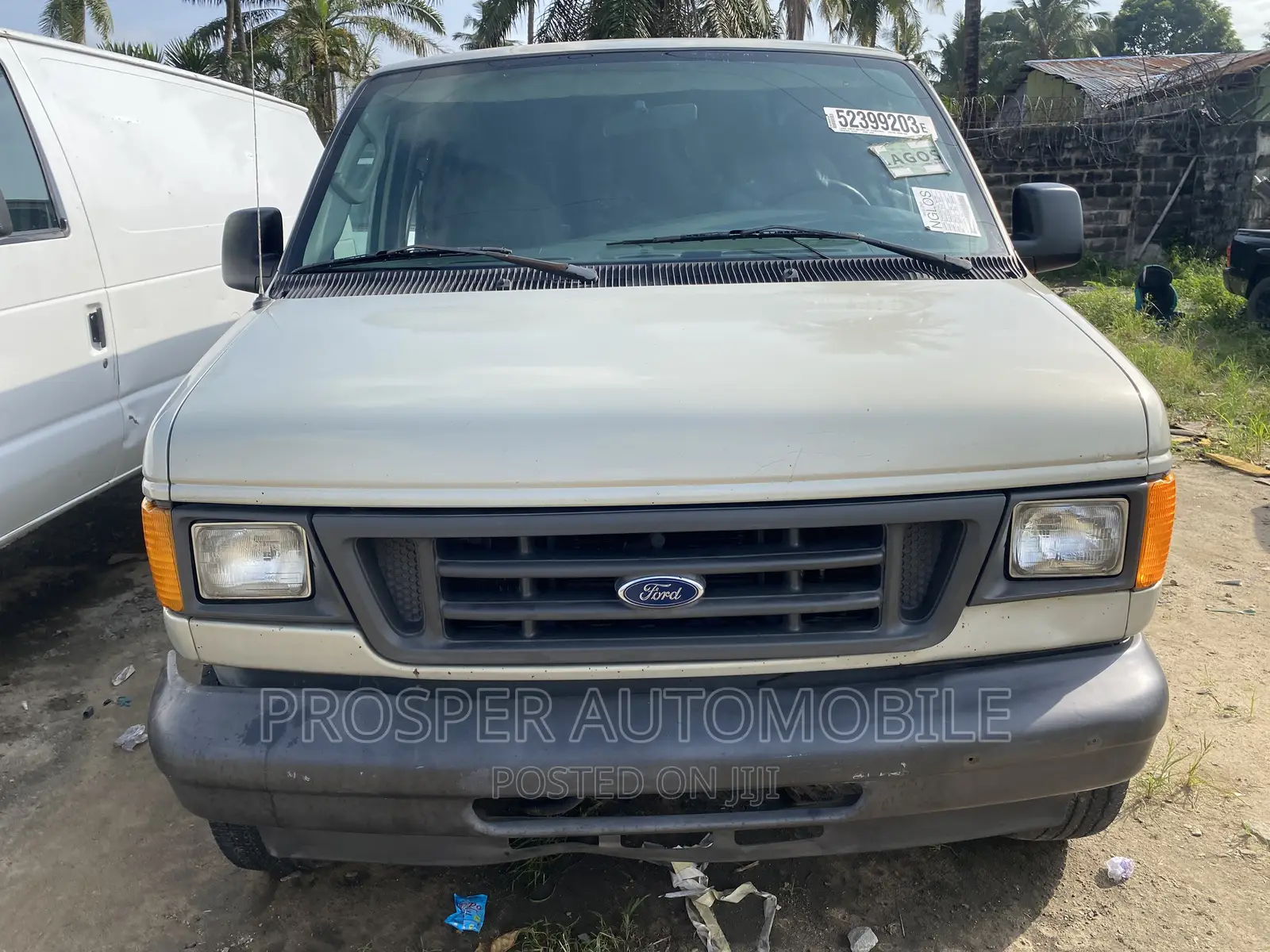 Ford E-350 2006 Gold