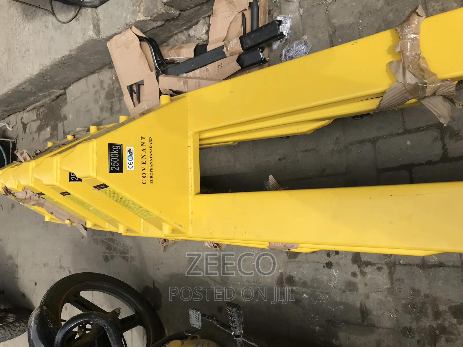 2500kg Manual Hydraulic Pallet Truck