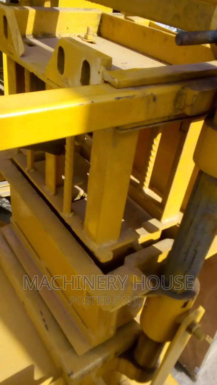 Concrete Block Molding Machine