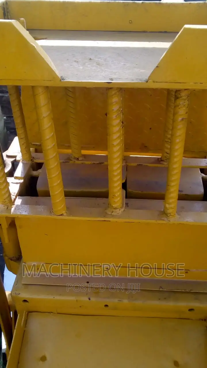 Concrete Block Molding Machine